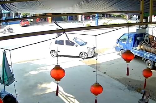 Thót tim ô tô quay đầu leo dải phân cách tông vào nhà dân