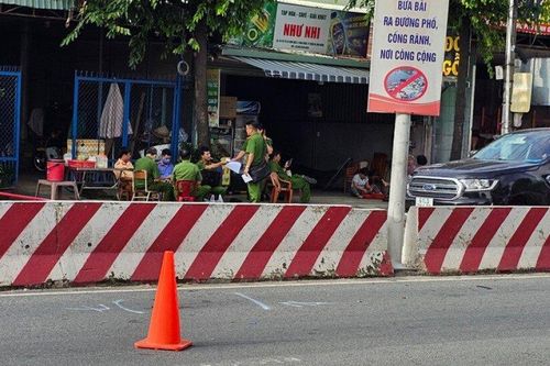 Xe máy tông vào cột đèn, 3 thanh niên tử vong