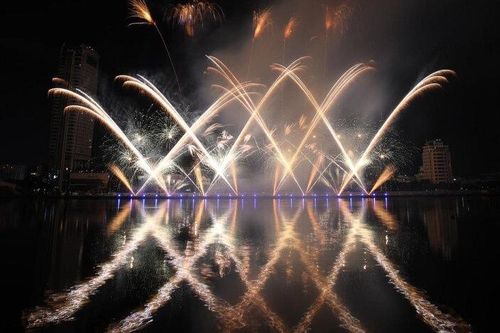 Quảng Ninh bắn pháo hoa trên biển kỷ niệm 60 năm thành lập tỉnh