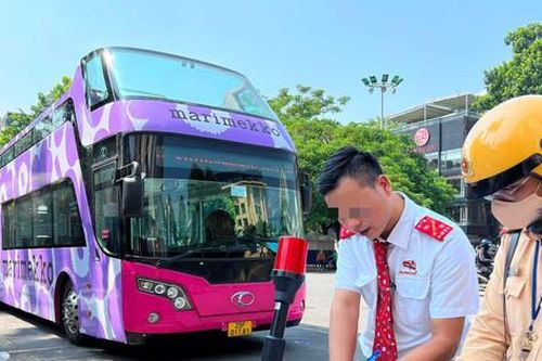 Xử phạt xe buýt 2 tầng dán đề can sai phép