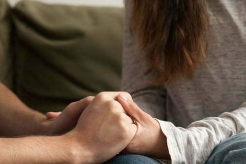 Hành động không kiểm soát chỉ để làm hài lòng người yêu, nữ người mẫu mất cả 'chì lẫn chài'