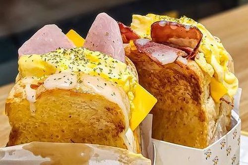 Nữ sinh gen Z mê 'food review' giới thiệu 20 món bánh cực 'hot hit' dành cho tín đồ ăn vặt Hà Nội