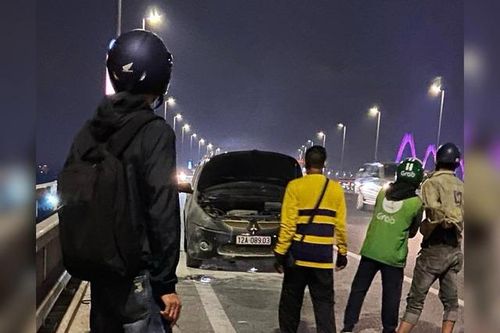 Cháy xe ô tô đang di chuyển trên cầu Nhật Tân