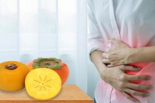 Bé 7 tuổi tắc ruột vì ăn quả hồng giòn, phải nhập viện cấp cứu