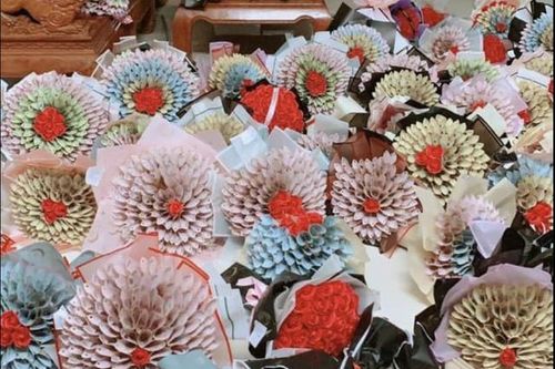 Kết bó hoa bằng tiền tặng 20/10 có thể bị phạt 15 triệu đồng