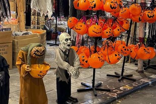 Phố Hàng Mã tràn ngập đồ hóa trang kinh dị trước ngày Halloween