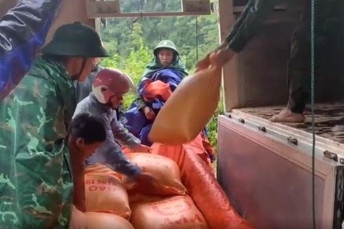 Vận chuyển hàng tấn lương thực vào bản dự phòng mưa lũ gây chia cắt dài ngày