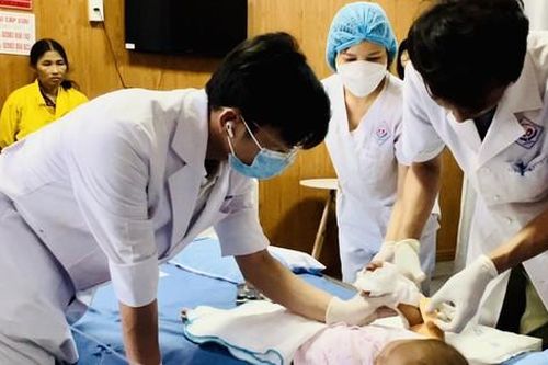 Cháu bé 18 tháng tuổi bị máy cắt đứt rời bàn tay