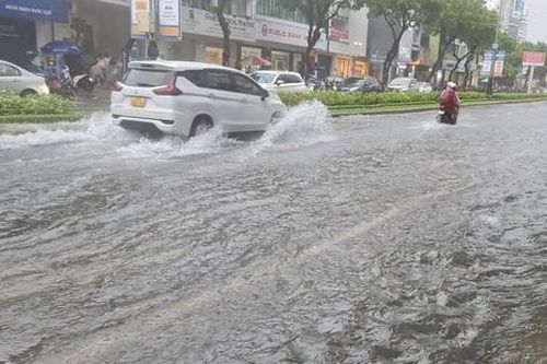 Teen Đà Nẵng lo lắng vì sát kiểm tra giữa học kì I nhưng phải nghỉ học kéo dài vì mưa lớn
