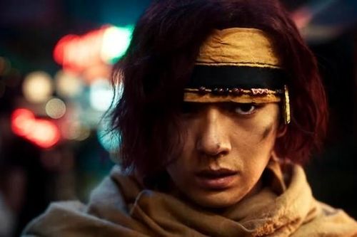 Chia tay 'One Piece', 'Zoro' Mackenyu trở thành kỵ sĩ rồng trong phim mới của Disney