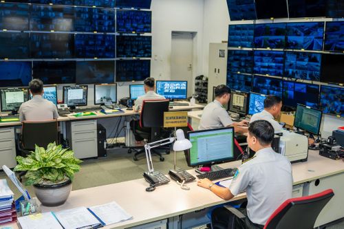 Nữ hành khách nhanh tay 'cầm' điện thoại của khách nước ngoài rồi bỏ túi