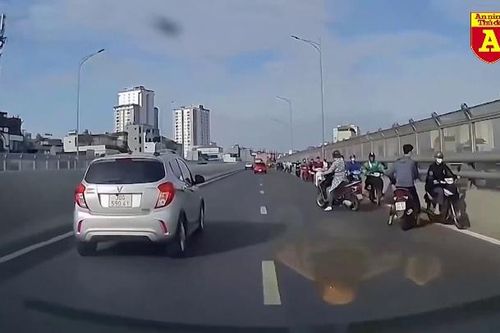 Bất chấp nguy hiểm, xe máy ngang nhiên đi vào đường Vành đai 2