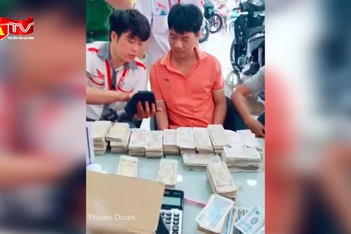 Chồng tích 11 kg tiền lẻ trong 2 năm, để mua xe máy tặng vợ