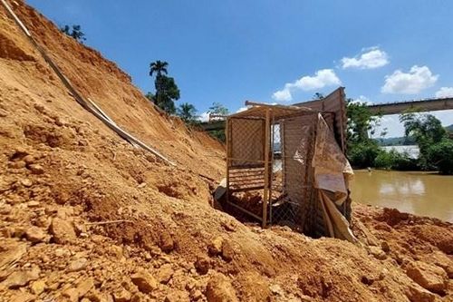 Mưa lớn, bờ sông Lam sạt lở