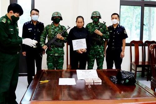 Bắt đối tượng vận chuyển trái phép 3 bánh heroin từ Lào về Việt Nam