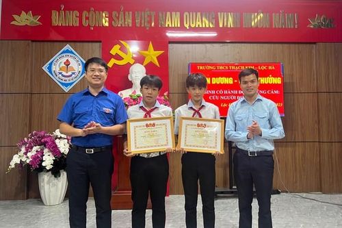 Tặng bằng khen cho hai học sinh lớp 7 dũng cảm cứu người đuối nước