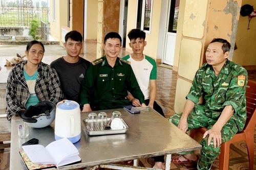 Hai ngư dân may mắn thoát nạn sau khi bị chìm bè trên biển