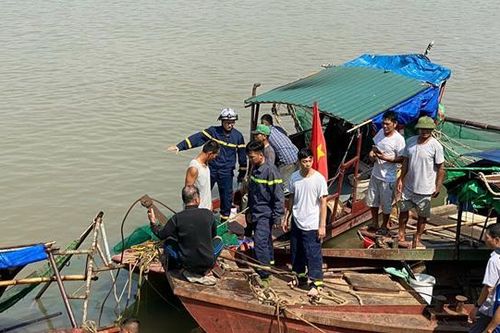 Hà Nội: Xà lan và tàu cá va chạm trên sông Hồng, một người tử vong