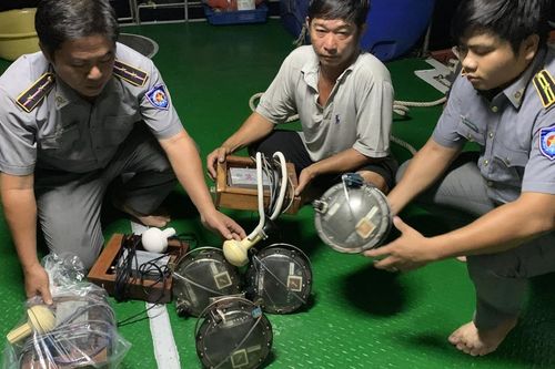 Kiên Giang: Tàu cá không số chở 7 giám sát hành trình