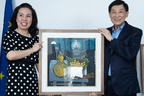 Ông Johnathan Hạnh Nguyễn đấu giá ba bức tranh Việt Nam trị giá 2,4 tỷ đồng gây quỹ từ thiện