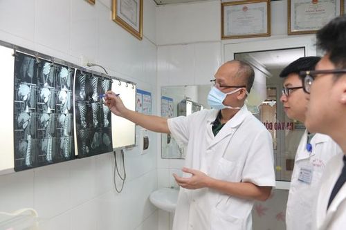 Hàng chục nhân viên y tế hợp sức cắt bỏ khối u khổng lồ cho người bệnh