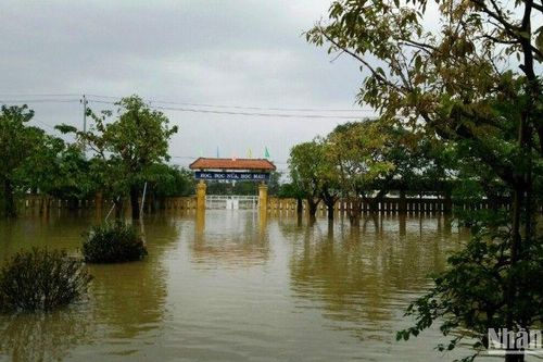 Thừa Thiên Huế cho học sinh toàn tỉnh nghỉ học từ chiều 18/10 để tránh lũ