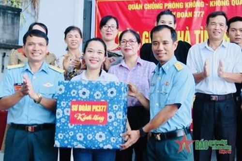 Sư đoàn Phòng không 377 bàn giao 'Nhà tình nghĩa' tặng gia đình chính sách