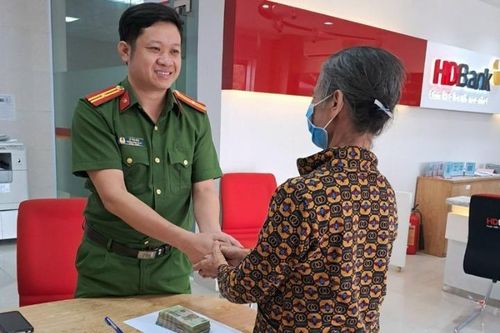 Ngăn chặn vụ lừa tiền người già