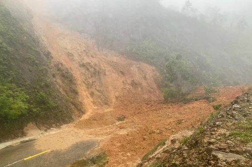 Mưa lớn gây sạt lở nghiêm trọng ở Thừa Thiên- Huế nối Quảng Nam