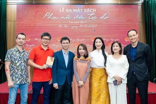 Chuyên gia thời tiết và bác sĩ nổi tiếng trên facebook cùng dự lễ ra mắt sách Phụ nữ và Tự do của tác giả Hồng Nguyễn