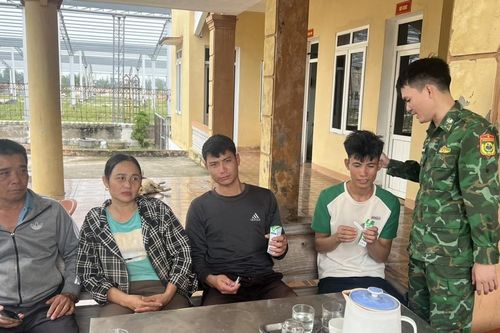 Bị sóng đánh lật chìm bè trên biển, 2 ngư dân may mắn thoát nạn