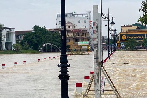 Hàng trăm tuyến đường tại Huế, Quảng Trị ngập, chia cắt cục bộ