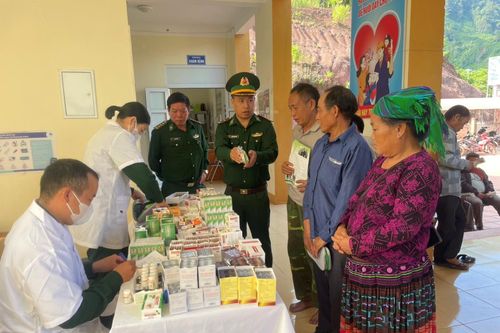Khám bệnh, cấp thuốc miễn phí cho gần 200 người dân biên giới Nậm Nhừ