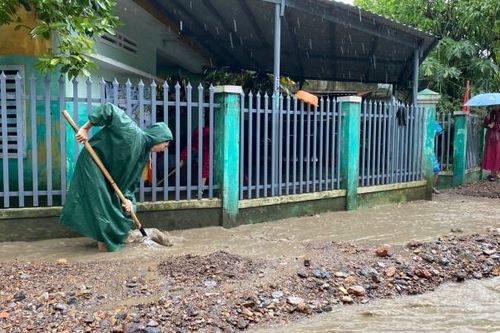 Bùn, đất, đá từ Cụm công nghiệp Cẩm Lệ đổ vào nhà dân: Ai chịu trách nhiệm?