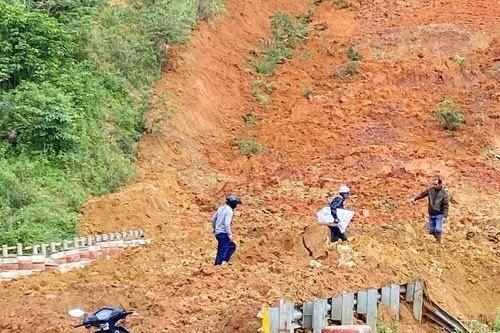 Kon Tum: Sạt lở nghiêm trọng trên đèo Lò Xo khiến giao thông ùn tắc