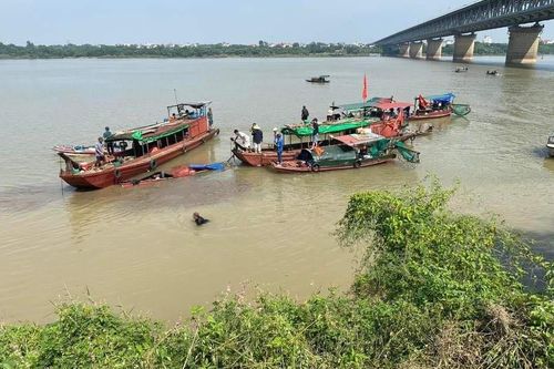 Va chạm xà lan và tàu cá trên sông Hồng, 1 người tử vong
