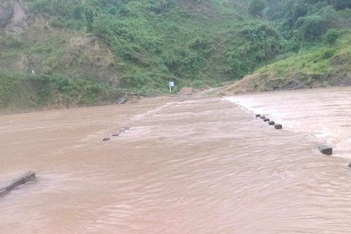 Mưa lớn gây chia cắt giao thông vùng biên giới Quảng Trị