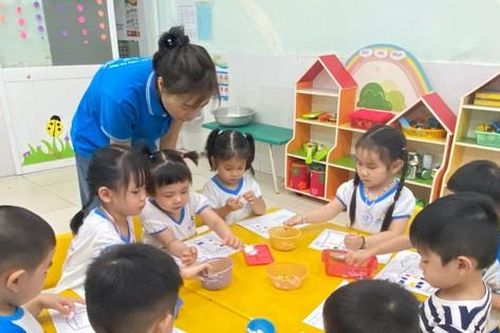 TPHCM: Nhiều giáo viên phải bán hàng online, làm gia sư