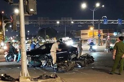 Ô tô tông 5 xe máy dừng chờ đèn đỏ ở TPHCM