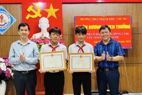 Chủ tịch tỉnh tặng bằng khen hai nam sinh cứu em nhỏ đuối nước