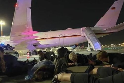 Đoàn Thủ tướng Đức phải sơ tán khỏi máy bay khi hai tên lửa lao vào Israel