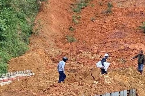 Sạt lở đèo Lò Xo, phương tiện giao thông tắc nghẽn nhiều giờ