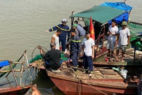 Thuyền đánh cá va chạm xà lan trên sông Hồng, 1 người tử vong