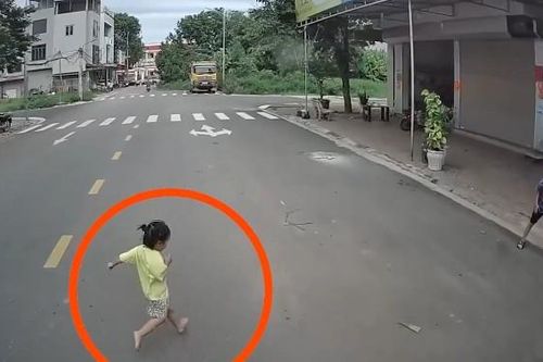 Bé gái bất ngờ chạy băng qua đường suýt bị xe tải tông trúng