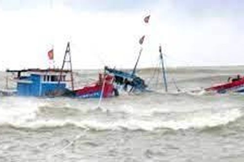 Hàng nghìn người tham gia tìm kiếm 13 ngư dân mất tích trên biển