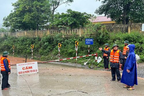 Mưa trắng trời ở TT-Huế và Quảng Trị, nước lũ cuồn cuộn đổ về hạ du