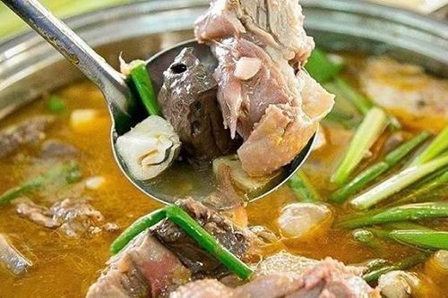 5 người đi cấp cứu sau 10 phút ăn lẩu tại quán vỉa hè
