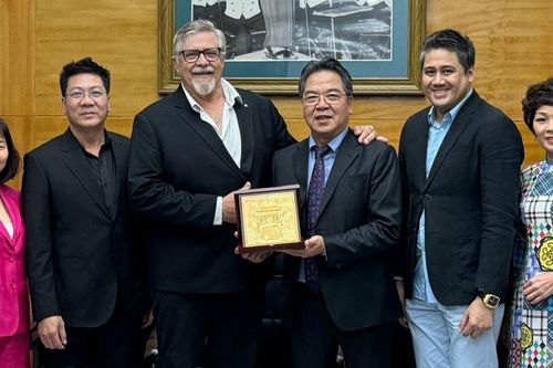 Huyền thoại Philip Quast truyền cảm hứng nghệ thuật cho nghệ sĩ trẻ