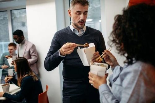 Ngồi, nằm hay đứng sau khi ăn để tốt cho sức khỏe?