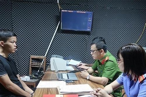Phê chuẩn khởi tố đối tượng dùng clip 'nóng' tống tiền bạn gái
